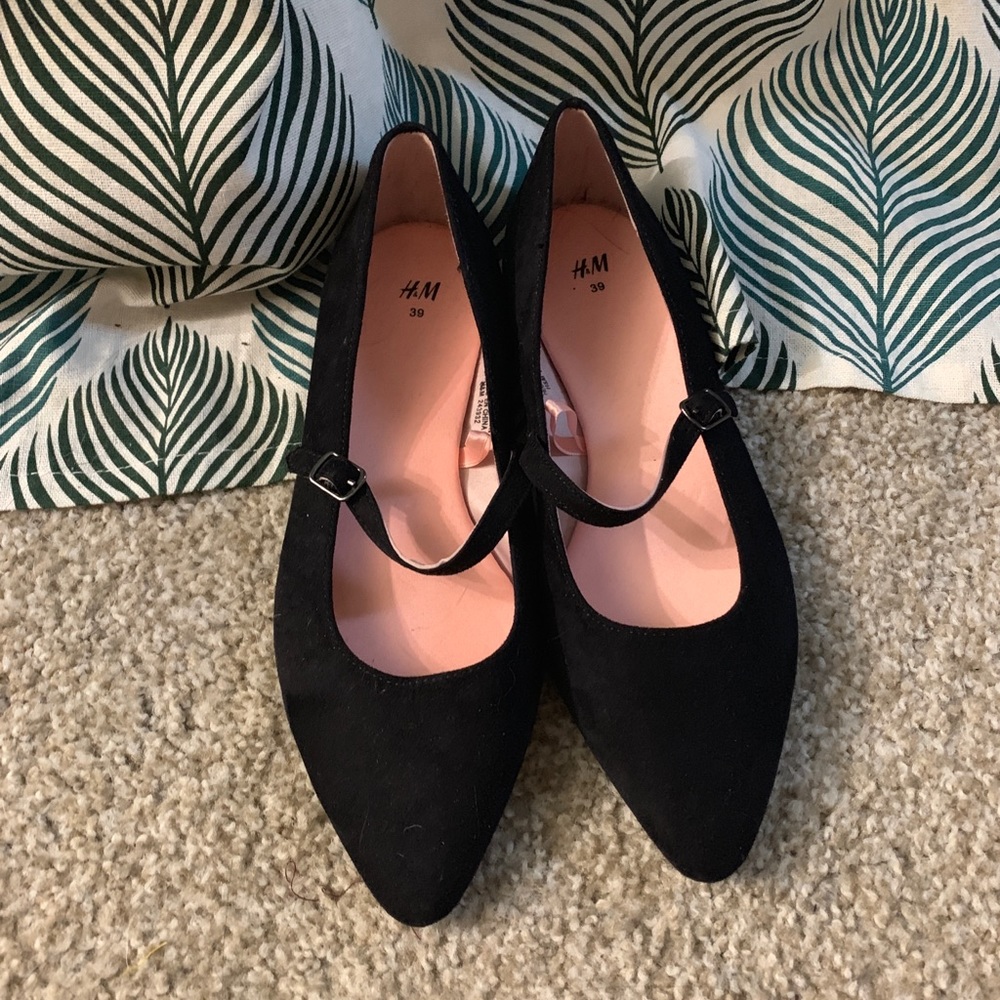 Pointy black flats